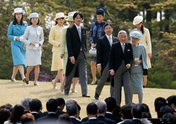 日本天皇为什么能做皇室一直是一家血脉，一直没有被权臣篡位过？