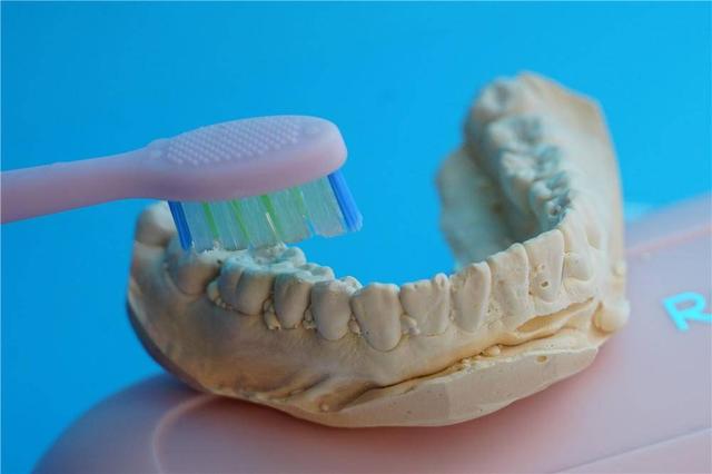 护牙小提示：爱护口腔，确保健康，选一款合适的罗曼T10电动牙刷