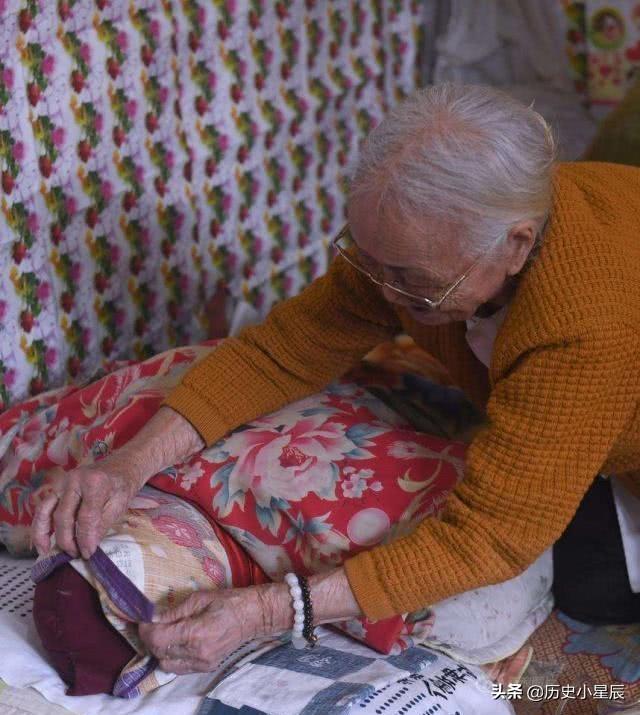 96岁越南老妪，抱着日军衣服睡觉长达60年，其子恨的咬牙切齿
