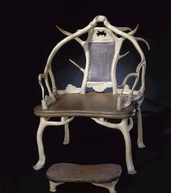 从一张照片中探究：乾隆皇帝何以将这把鹿角椅视为至宝？